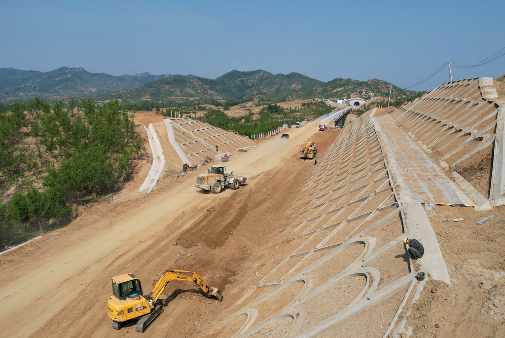 5月27日，中鐵十八局集團的工人在雄忻高鐵河北段站前四標建設工地施工（無人機照片）。