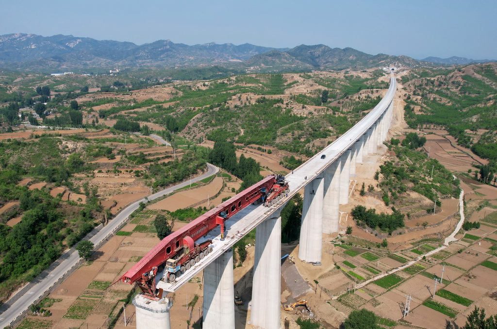 5月27日，中鐵十八局集團的工人在雄忻高鐵河北段站前四標建設工地施工（無人機照片）。