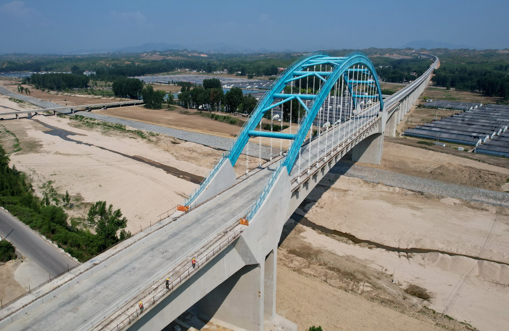 5月27日拍攝的雄忻高鐵河北段跨胭脂河特大橋（無人機照片）。