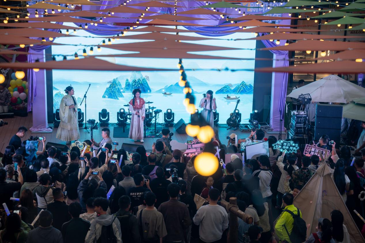 在“新印1950”舉行的國際青年城市路邊音樂會吸引了大批觀眾。樊利濤攝