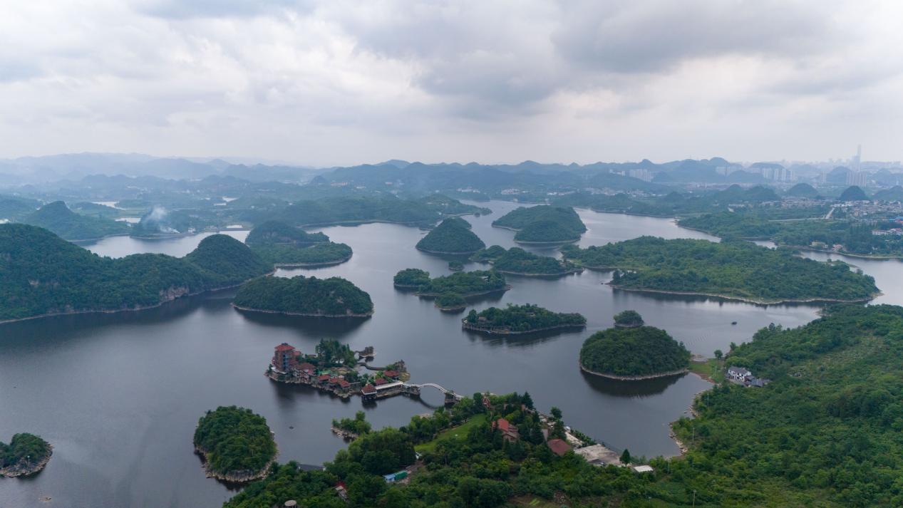 百花湖讓貴陽市民享受近處的“詩和遠方”。李昊旭攝