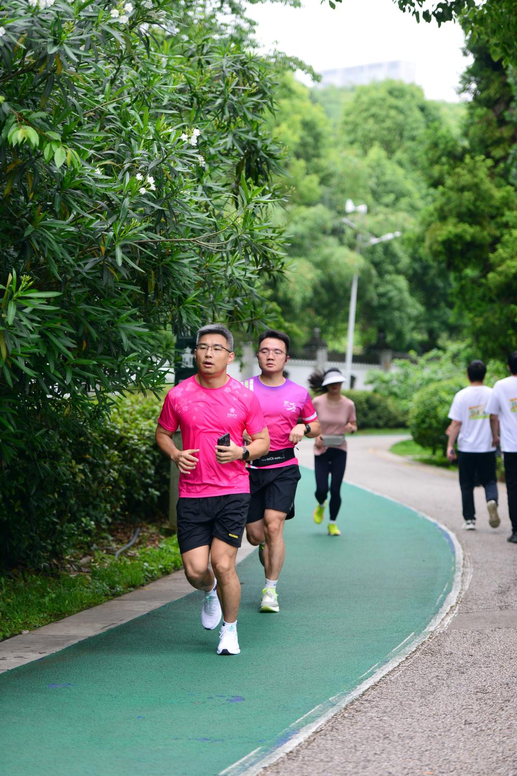 市民在貴陽觀山湖公園跑步鍛煉。陳斌攝