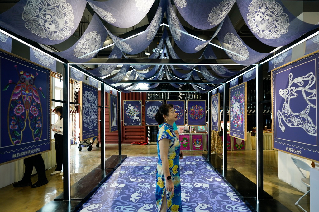 5月28日，參觀者在國際非遺品牌IP授權交易活動上了解非遺代表性項目。