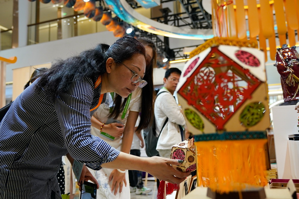 5月28日，參觀者在國際非遺品牌IP授權交易活動上了解佛州花燈。