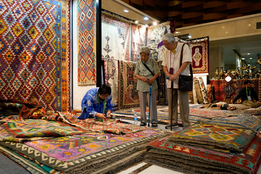 5月28日，在成都國際非遺節“魅力非遺·國際大展”現場，參觀者在了解阿富汗地毯。