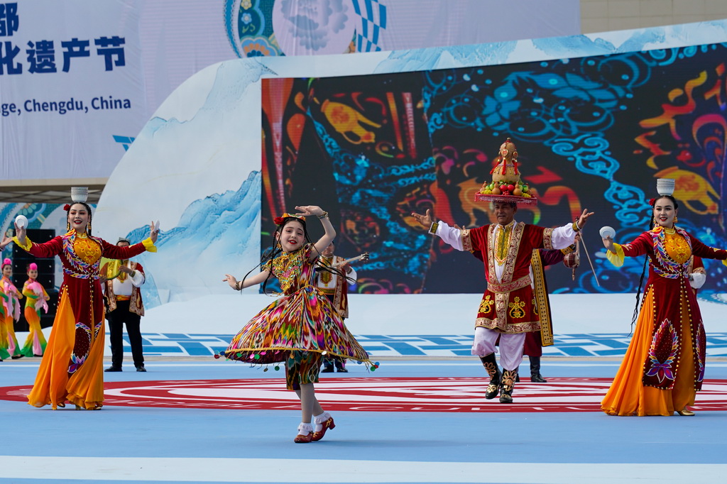 5月28日，新疆維吾爾自治區喀什地區莎車縣木卡姆藝術團在開幕式上演出。