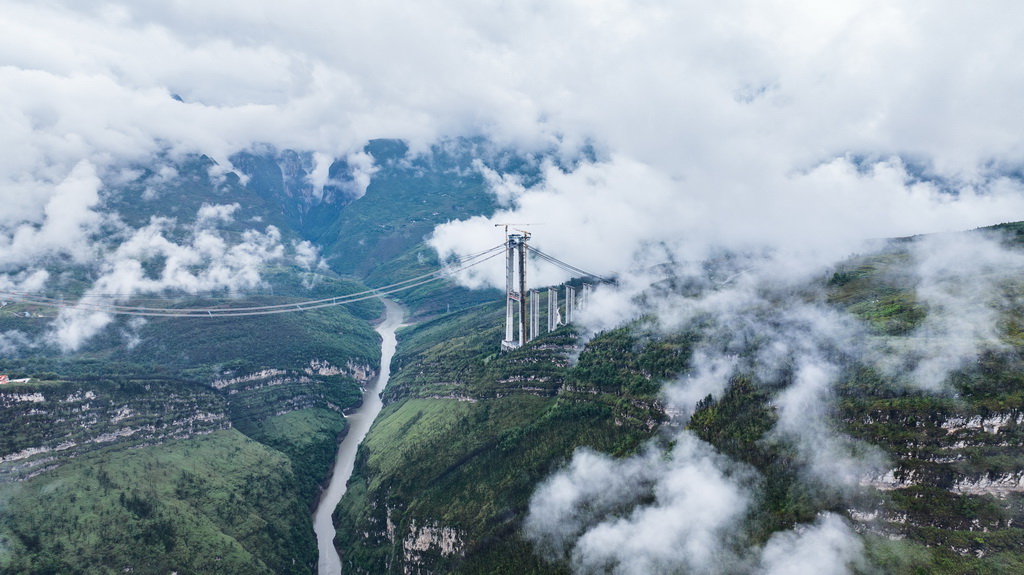 這是建設中的安盤高速天門特大橋（5月28日攝，無人機照片）。