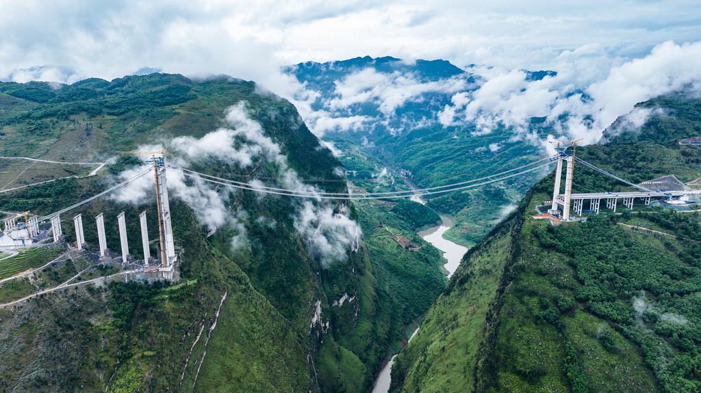 這是建設中的安盤高速天門特大橋（5月28日攝，無人機照片）。