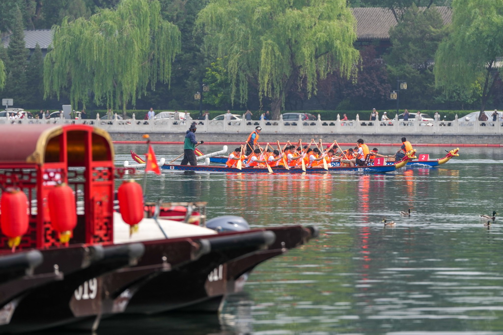 5月29日，2025中國大運河文化帶京杭對話配套活動“河之端”龍舟賽在北京市西城區什剎海進行。新華社記者 鞠煥宗 攝