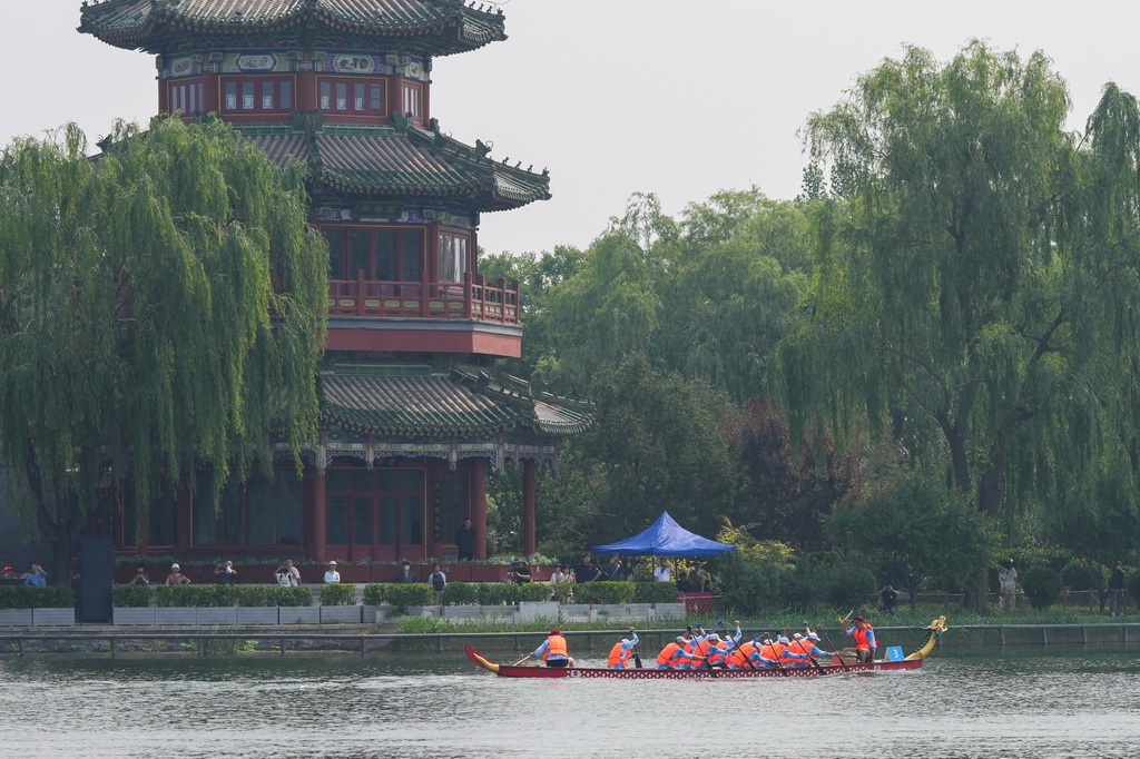 5月29日，2025中國大運河文化帶京杭對話配套活動“河之端”龍舟賽在北京市西城區什剎海進行，杭州市龍舟隊在比賽中。新華社記者 鞠煥宗 攝