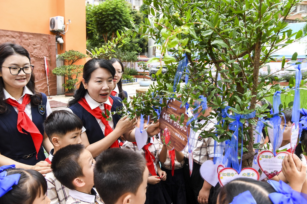 5月30日，在廣西南寧市濱湖路小學教育集團濱湖校區少先隊員入隊儀式結束后，老師與新入隊的少先隊員們一起種下象征團結的石榴樹，并在心愿卡上寫下心愿與祝福。