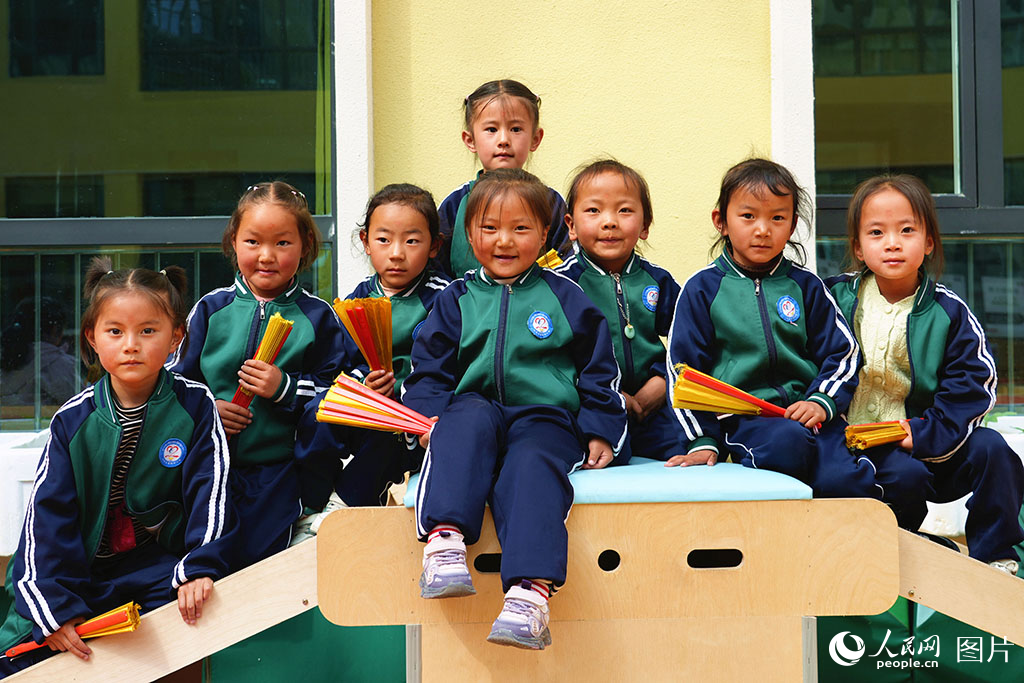 2025年5月27日，青海省海北州剛察縣藏城幼兒園內，藏族小朋友們課間活動。隨著山東援青工作的深入開展，幼兒園的硬件設施更加完善，教育水平大幅提升，當地小朋友們就近入園即可享受到良好的學前教育。人民網記者 楊啟紅攝