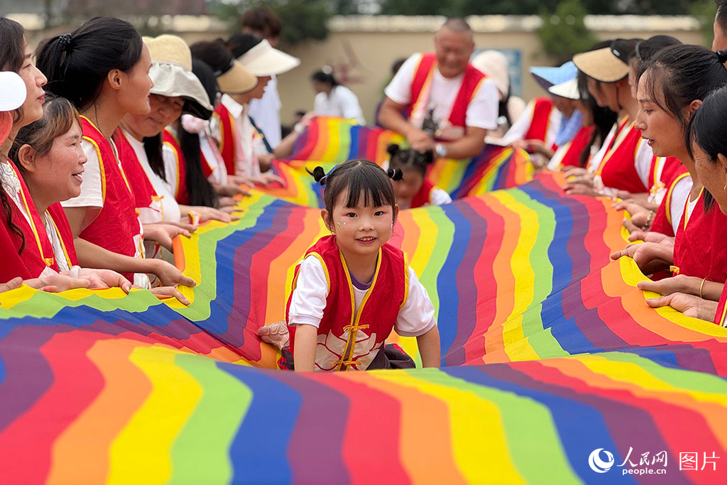 2025年5月28日，湖北省荊州市荊州區八嶺山鎮中心幼兒園開展“六一”主題游戲活動。人民網記者 王郭驥攝