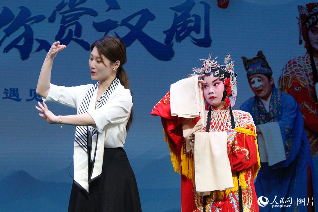 2025年5月28日，在武漢人民劇院，湖北省蘄春縣第二實驗小學余涼校區的學生在老師的指導下，學習簡單的漢劇動作。人民網記者 張沛攝