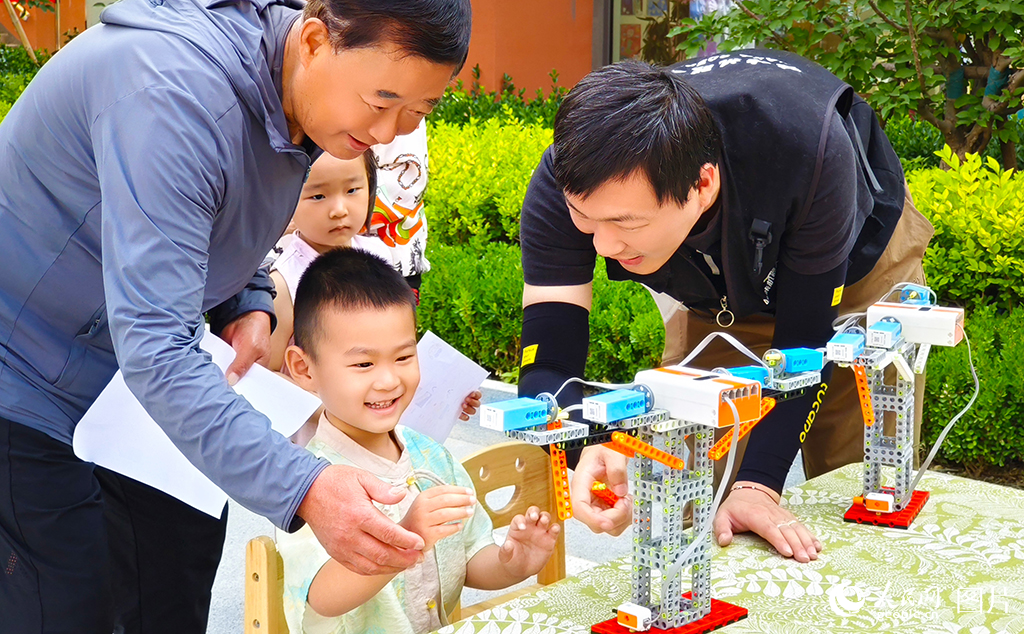 2025年5月29日，河北省雄安文德幼兒園舉辦“童心追夢慶六一，粽享歡樂迎端午”傳統與科技親子游園會，以傳統為舟、科技為槳，為孩子們打造了一場跨越古今的文化盛宴。人民網記者 宋燁文攝