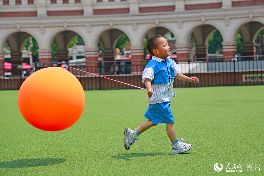 2025年5月29日，小朋友在天津市五大道的民園廣場玩耍。人民網記者 崔新耀攝