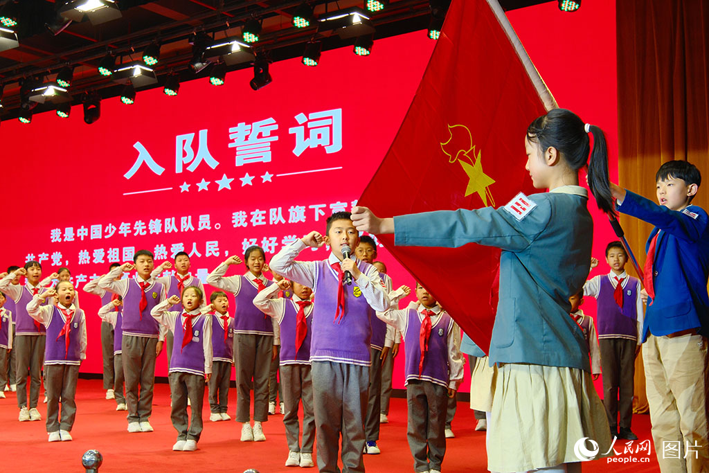 2025年5月29日，在云南省昆明市盤龍區“六一”國際兒童節暨主題隊日活動現場，學生們正在宣誓入隊。人民網記者 莊志斌攝