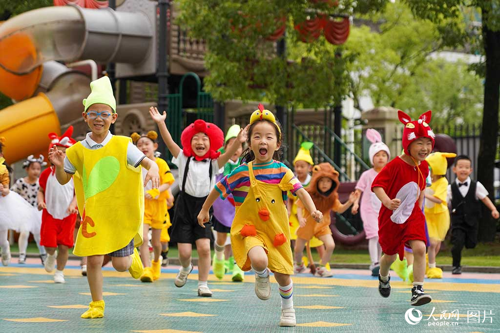 2025年5月29日，在浙江省臺州市黃巖區浙江黃巖區東城中心幼兒園，小朋友們身著演出服奔歡樂奔跑。人民網 章勇濤攝