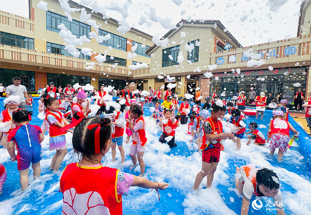 2025年5月30日，河北省雄安容西尋溪幼兒園舉辦“泡沫之夏”兒童節活動，小朋友們快樂玩耍。人民網記者 李兆民攝