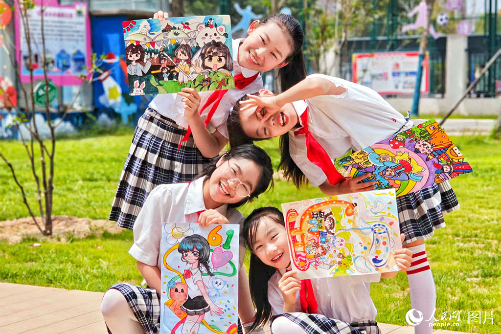 2025年5月30日，河南省鄭州市二七區漓江路小學，同學們用畫筆畫出一張張充滿童年趣味的繪畫作品，慶祝六一。人民網 霍亞平攝