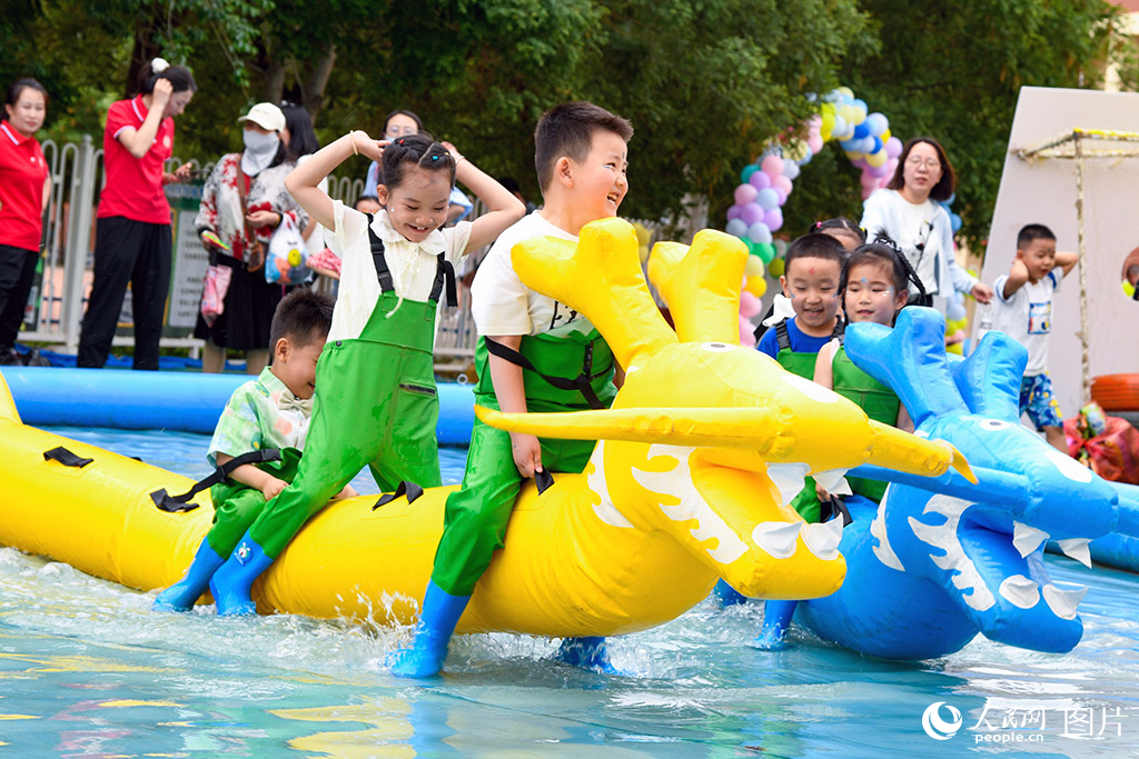 2025年5月30日，內蒙古巴彥淖爾市臨河區第三幼兒園舉辦歡度六一活動，小朋友正開心地玩游戲。人民網 孟佳澍攝