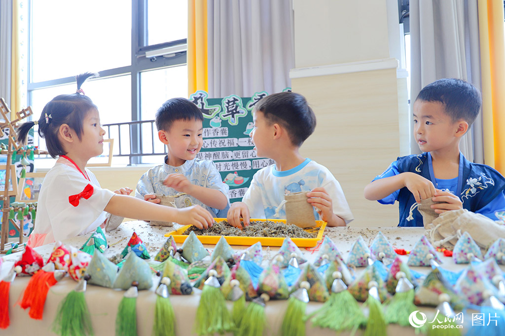 2025年5月30日，山東省濟南市歷下區百合幼兒園的孩子們巧手縫制艾草香包，喜迎六一端午雙節。人民網記者 劉祺攝