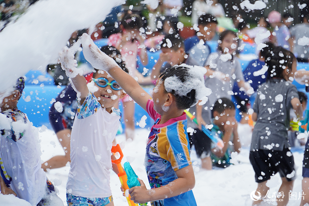 2025年5月30日，四川省成都天府九小舉行“世運夏集慶六一 川港童夢端午情”活動，小朋友盡情玩耍。人民網 趙祖樂攝