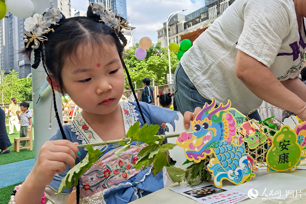 2025年5月30日，在湖北省武漢市幸福天悅幼兒園，孩子們制作手工迎端午。人民網記者 周雯攝