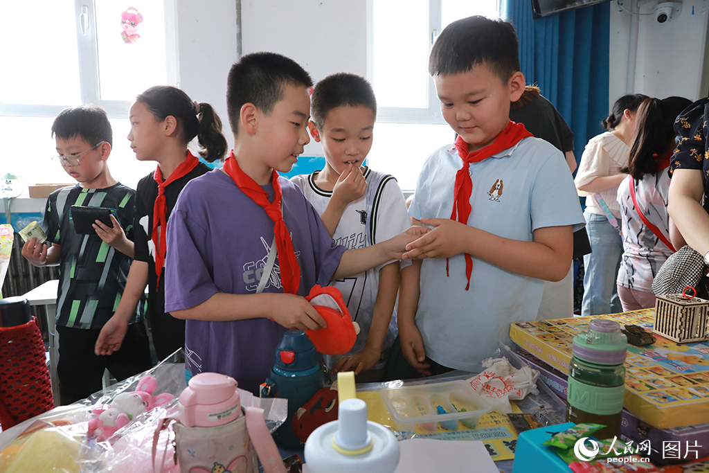 2025年5月30日上午，河北省石家莊市育英小學開展“跨科智慧融好物，多維創意耀賣場”“六一大賣場”嘉年華活動。人民網記者 周博攝