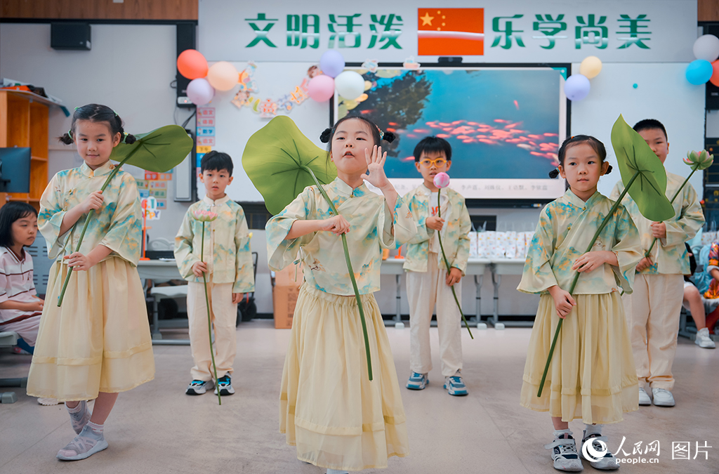 2025年5月30日下午，廣東省深圳市福田區百花小學的孩子們，在“六一”聯歡活動上表演。人民網 王星攝