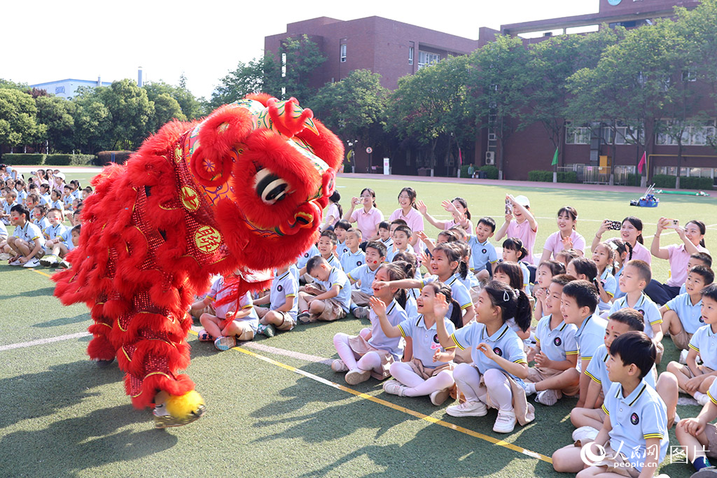 兒童節前夕，陜西省西安市第五保育院舉辦親子運動會，孩子們與舞獅表演互動，現場一片歡聲笑語。人民網記者 白鴿攝