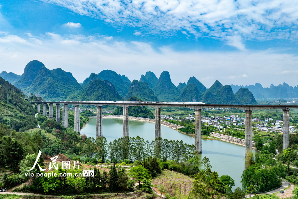 廣西陽朔：列車穿行山水田園間【2】