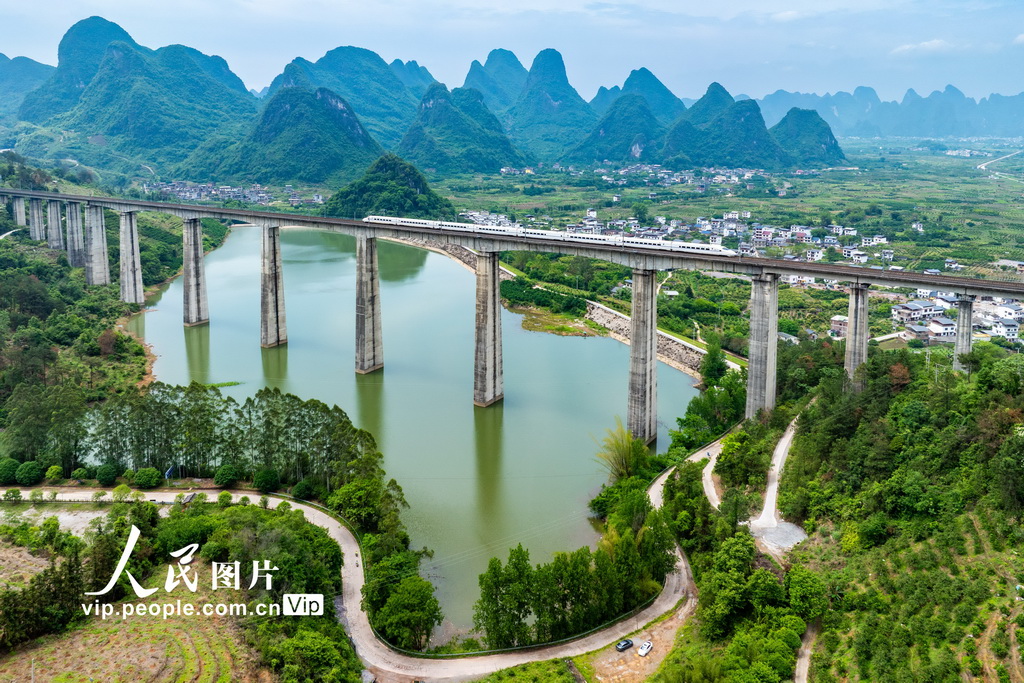 廣西陽朔：列車穿行山水田園間【3】