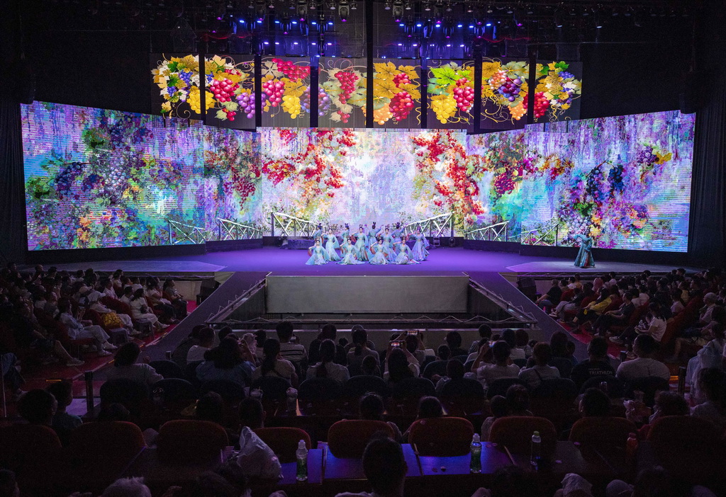 游客在“漫葡·看見賀蘭”沉浸式演藝小鎮內觀看表演（2025年6月1日攝）。新華社記者 楊植森 攝