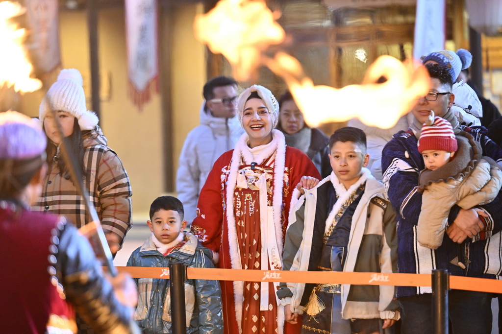 外國友人在“漫葡·看見賀蘭”沉浸式演藝小鎮內觀看演出（2025年1月14日攝）。新華社記者 王鵬 攝