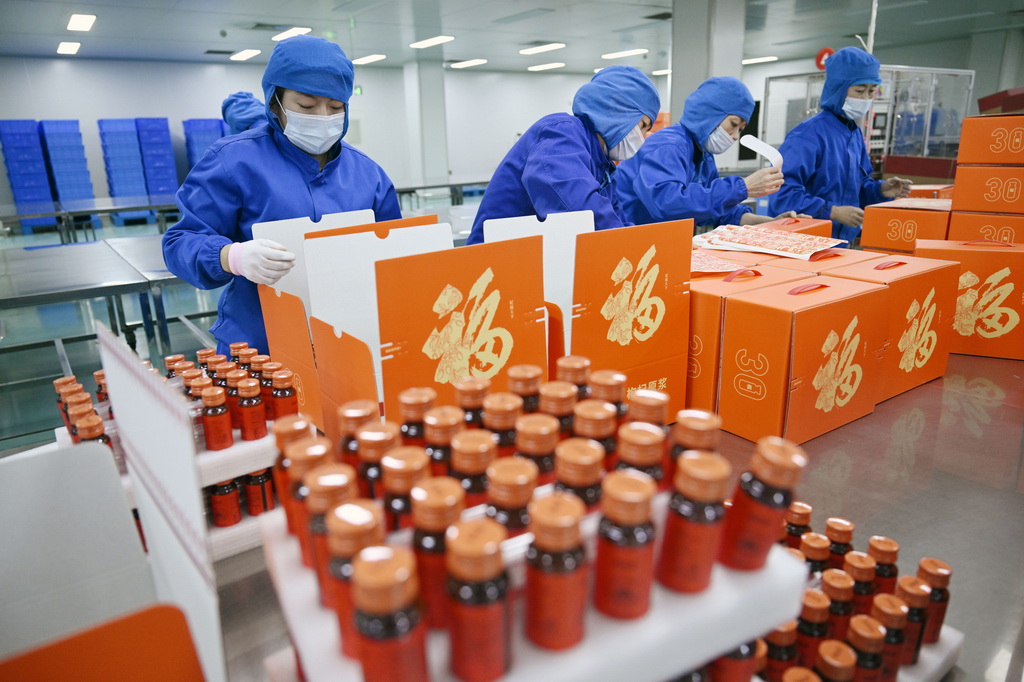 工作人員在位于銀川市賀蘭縣的寧夏百瑞源枸杞包裝車間打包枸杞產品（2025年2月7日攝）。新華社記者 王鵬 攝