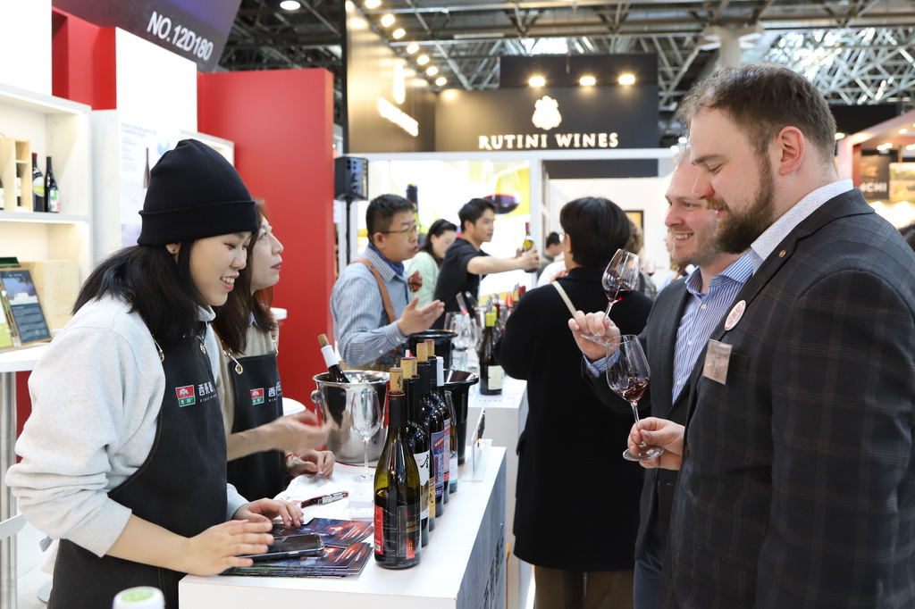 在德國杜塞爾多夫舉行的2025年杜塞爾多夫葡萄酒與烈酒展上，參觀者品嘗中國寧夏產區的葡萄酒（2025年3月16日攝）。新華社記者 劉向 攝