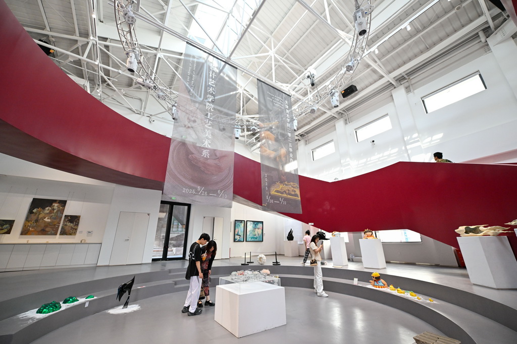 觀眾在天津美術學院片區城市更新項目展示區觀看天津美術學院2025屆畢業生作品展（6月2日攝）。