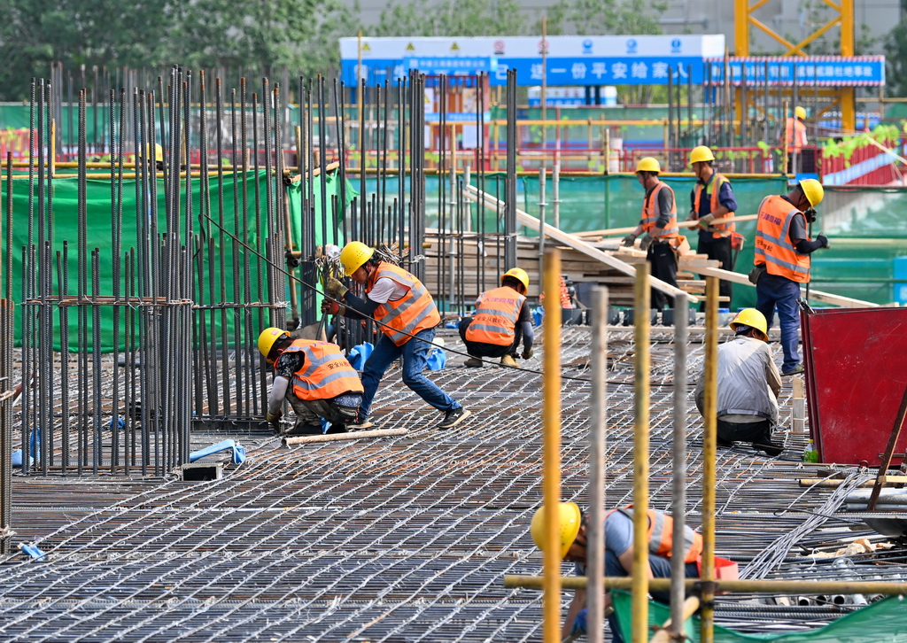 工人在天津南門外大街商圈北部片區城市更新項目建設現場施工（5月29日攝）。