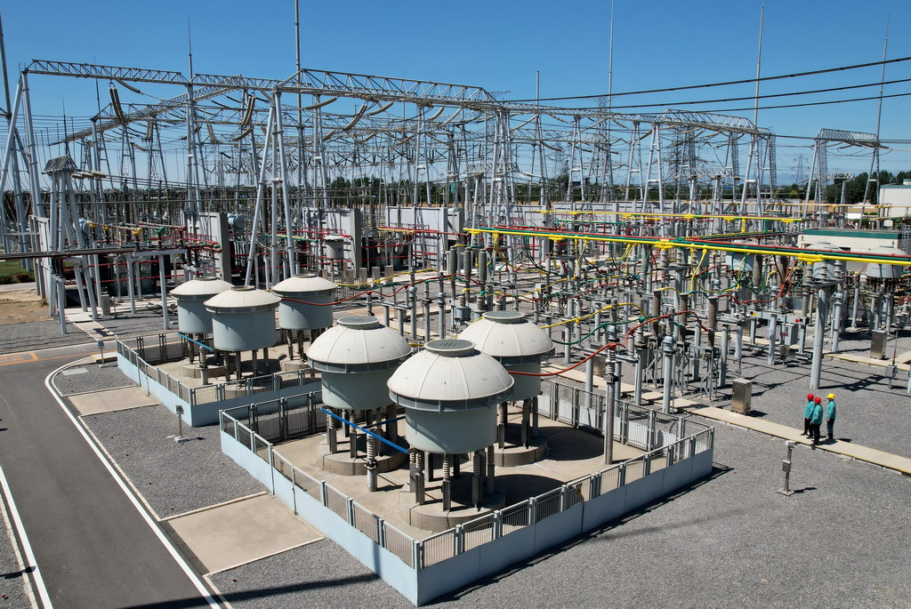 6月4日，國網河北省電力有限公司的工人在廉州500千伏超高壓變電站內巡檢（無人機照片）。