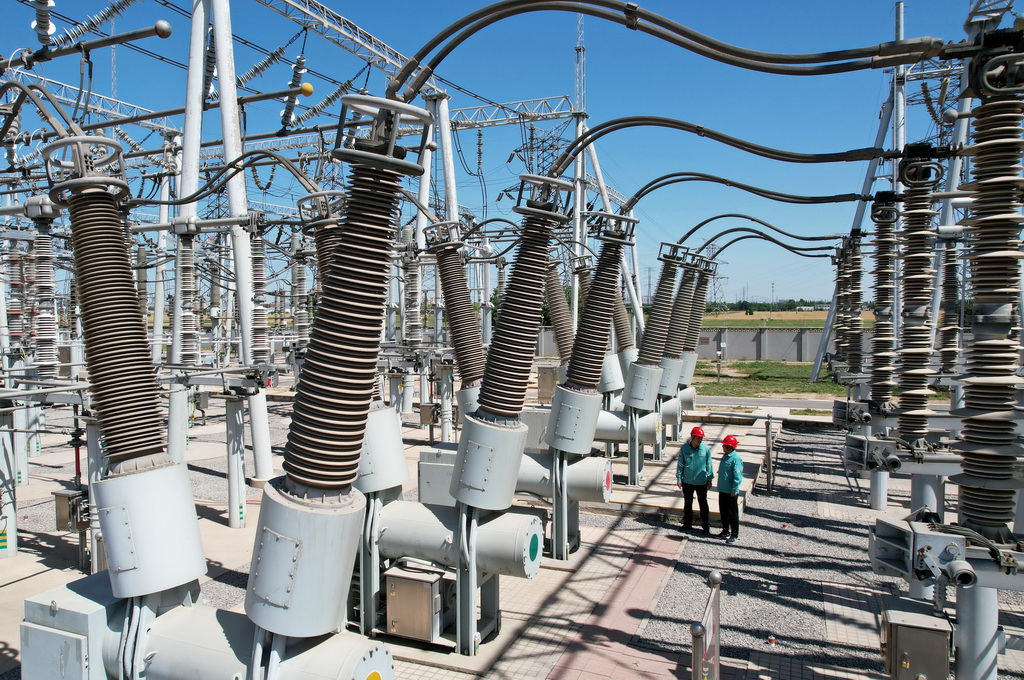 6月4日，國網河北省電力有限公司的工人在廉州500千伏超高壓變電站內巡檢（無人機照片）。