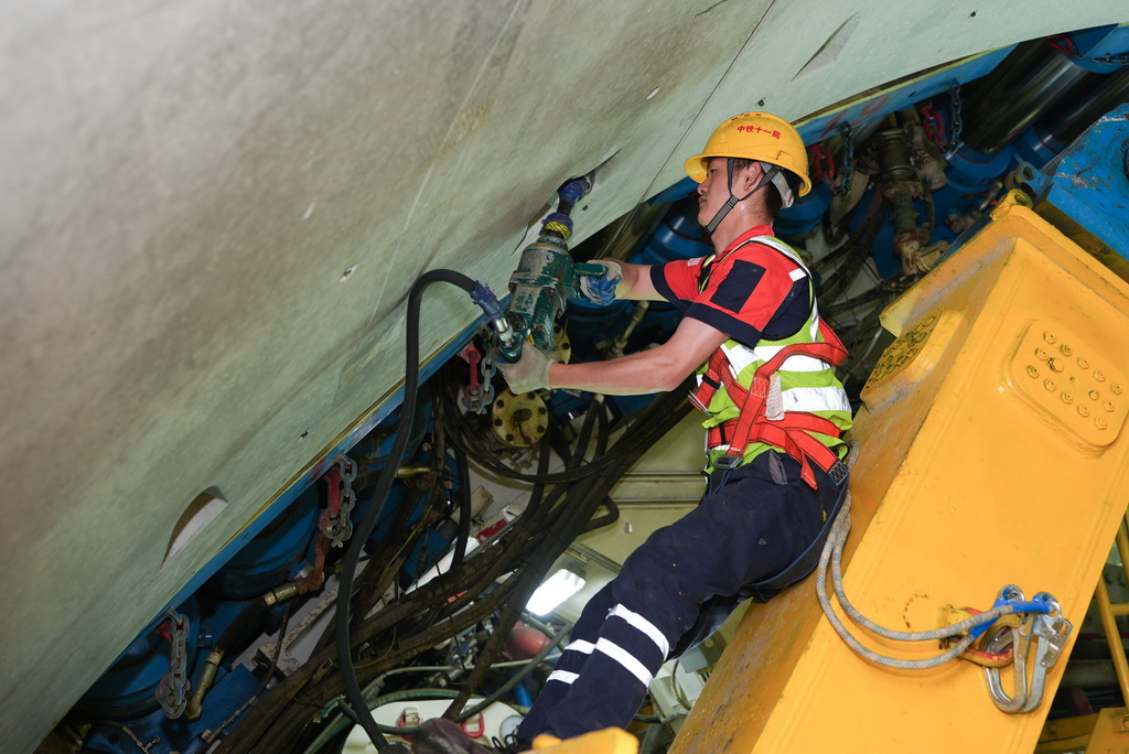 6月5日，中鐵十一局技術人員在甬舟鐵路金塘海底隧道“定海號”盾構機內進行管片拼裝作業。