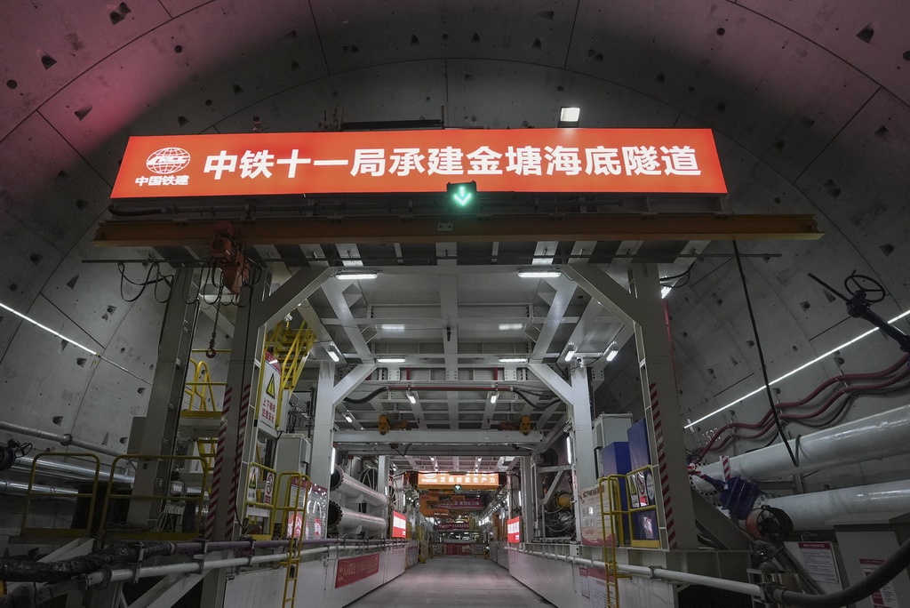 這是6月5日拍攝的甬舟鐵路金塘海底隧道舟山側施工現場。