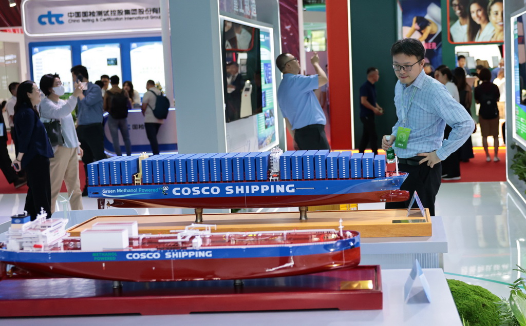 6月5日，參觀者在一個甲醇雙燃料動力集裝箱船模型前駐足觀看。
