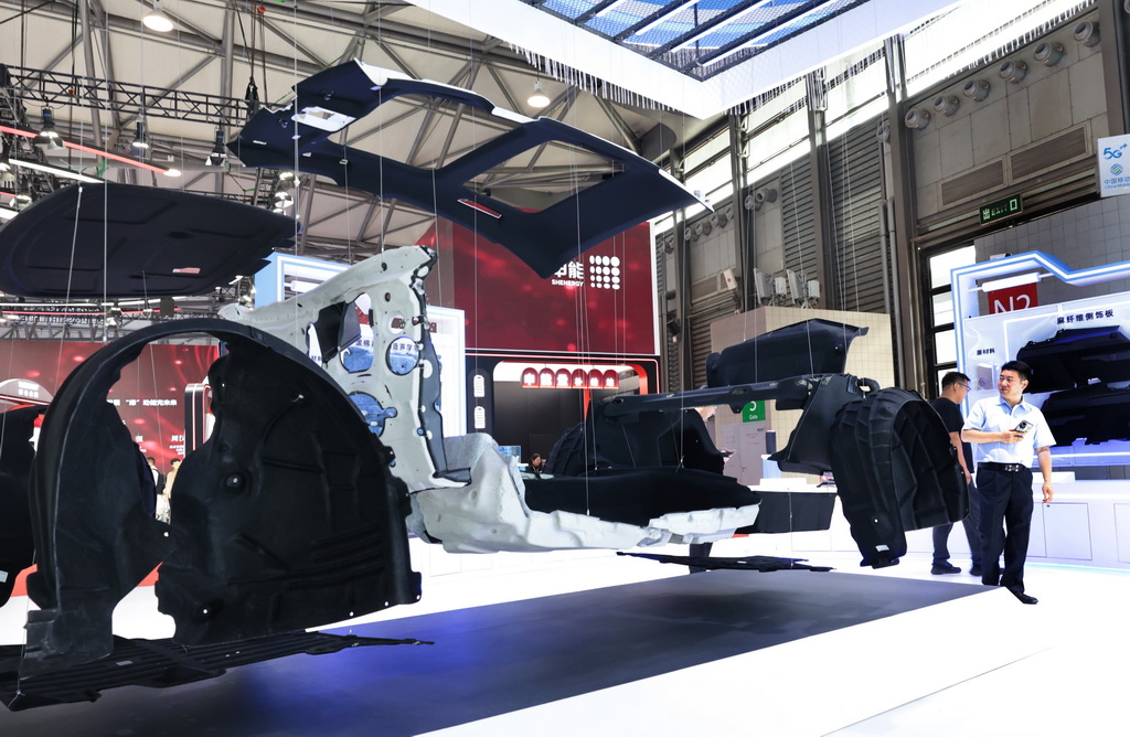 6月5日，參觀者在一組低碳材料汽車內飾展品旁駐足觀看。