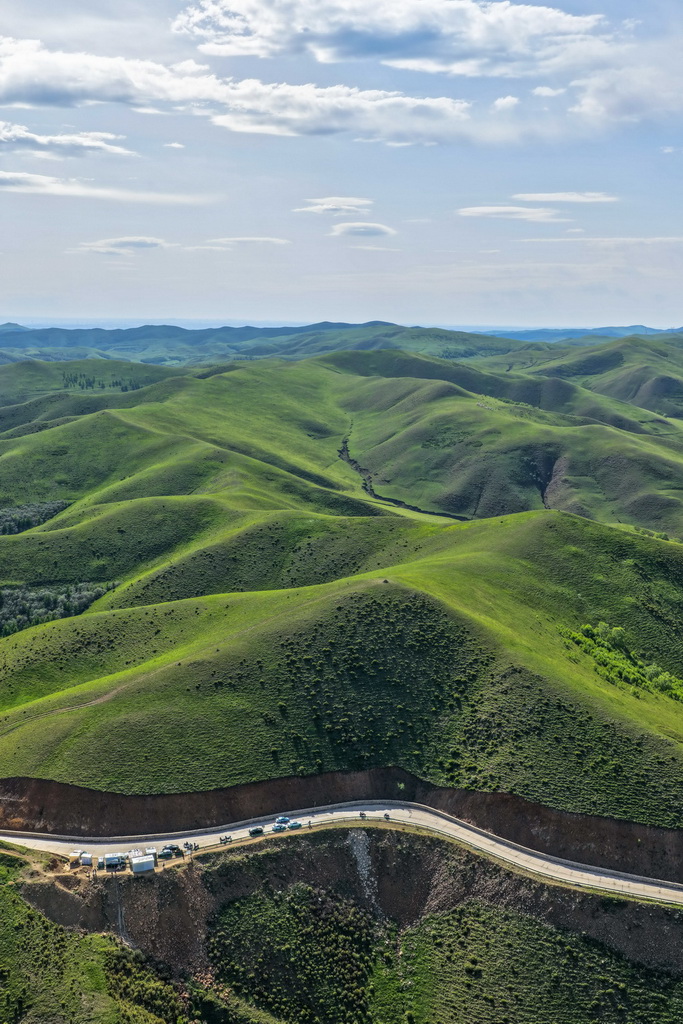  6月5日，游客在內蒙古大青山國家級自然保護區游玩（無人機照片）。