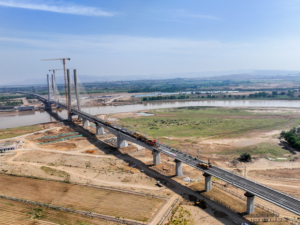 這是6月6日拍攝的包銀高鐵烏海黃河特大橋鋪軌施工現場（無人機照片）。新華社記者 連振 攝