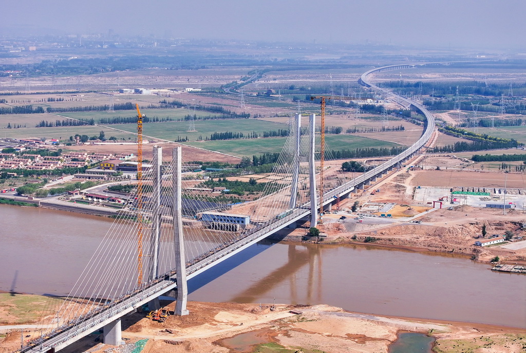 這是6月6日拍攝的已完成鋪軌的包銀高鐵烏海黃河特大橋（無人機照片）。新華社記者 連振 攝