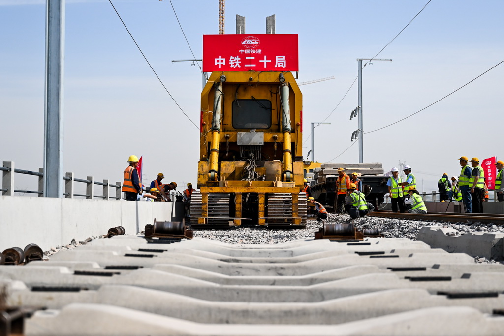 6月6日，在包銀高鐵烏海黃河特大橋，工人進行鋪軌作業。新華社記者 李志鵬 攝