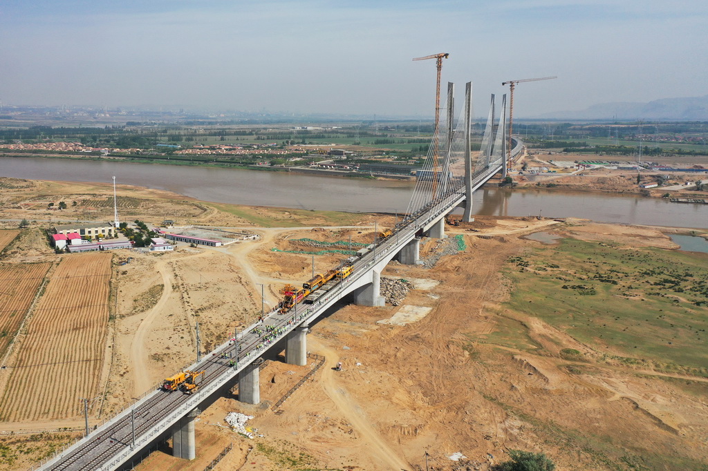 這是6月6日拍攝的包銀高鐵烏海黃河特大橋鋪軌施工現場（無人機照片）。新華社記者 李志鵬 攝